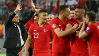 Diawali free kick ke tiang jauh, bola disundul Merih Demiral ke depan gawang dan di sana ada Ayhan yang menanduknya untuk membobol jala Lloris. 1-0 untuk keunggulan Turki. Gokhan Kilincer/Reuters.