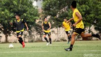 Mereka juga melatih pemain bertahan dengan strategi barunya.
