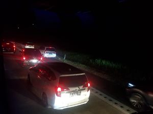 Kendaraan Gunakan Bahu Jalan Hindari Macet di Tol Palimanan ke Cikampek