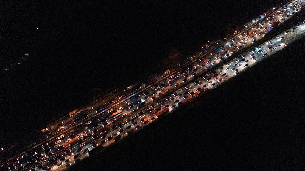 Potret dari Udara Kemacetan Simpang Susun Cikampek Tadi Malam