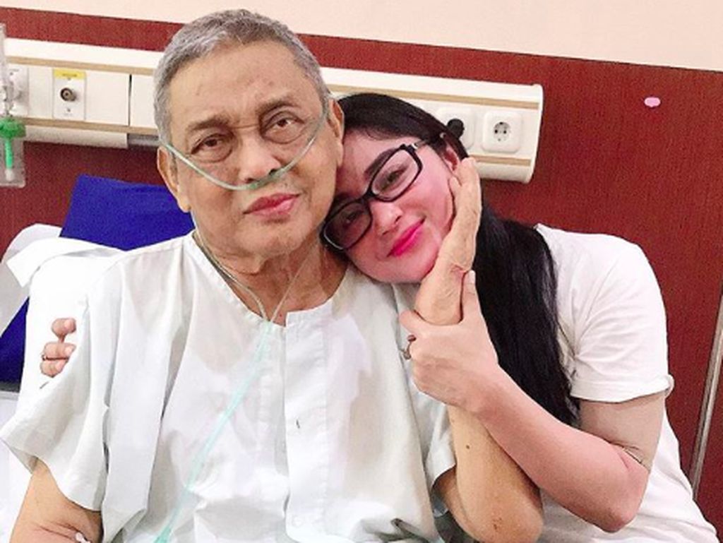 Isak Tangis Dewi Persik Iringi Pemakaman Sang Ayah Isak Tangis Dewi Persik Iringi Pemakaman Sang Ayah