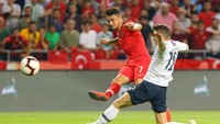 Turki menggandakan keunggulan pada menit ke-40 lewat Cengiz Under. Kesalahan Pogba dalam menguasai bola membuat Dorukhan Tokoz mudah merebutnya dan langsung mengoper kepada Under yang masuk ke kotak penalti. Sepakan menyilang Under ke sisi kanan tak kuasa dihalau Lloris. Gokhan Kilincer/Reuters.