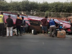 Ada Bus Terguling, Tol Jakarta Arah Cikampek Macet Jelang KM 25