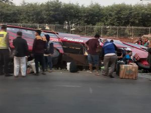 Ada Bus Terguling, Tol Jakarta Arah Cikampek Macet Jelang KM 25 Ada Bus Terguling, Tol Jakarta Arah Cikampek Macet Jelang KM 25