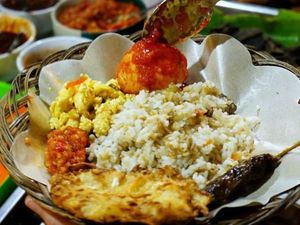 Wah, Malam Ini Paling Mantap Jajan Nasi Uduk Berlauk Komplet Wah, Malam Ini Paling Mantap Jajan Nasi Uduk Berlauk Komplet