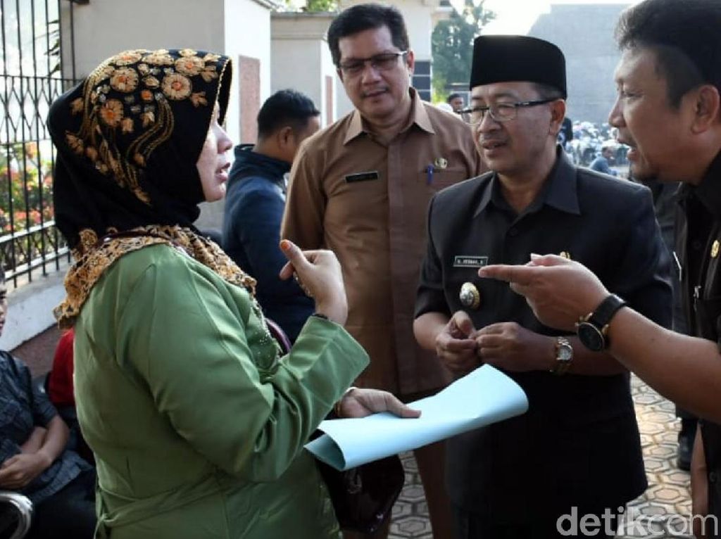 Gelar Sidak, Plt Bupati Cianjur Puas Kehadiran ASN 100 Persen Gelar Sidak, Plt Bupati Cianjur Puas Kehadiran ASN 100 Persen