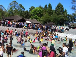Pengunjung Kolam Cibolang Melonjak Selama Libur Lebaran Pengunjung Kolam Cibolang Melonjak Selama Libur Lebaran