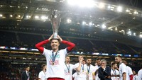 Cristiano Ronaldo mengangkat trofi juara UEFA Nations League. Tak ada gol atau assist dia berikan, tapi Ronaldo tetap berkontribusi besar untuk timnya. (Reuters/Carl Recine)