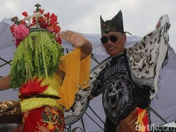 Pelawak Tessy Merasakan Keseruan Diajak Menari Tari Seblang Olehsari