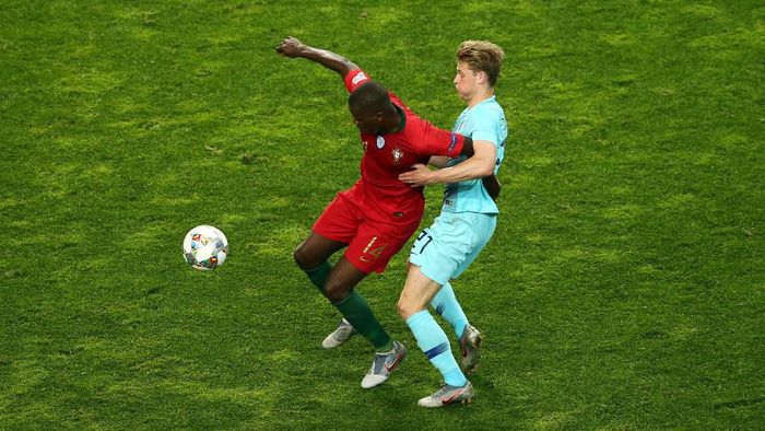 Frenkie de Jong (kanan) berebut bola dengan William Carvalho. (Foto: Jan Kruger/Getty Images) Frenkie de Jong (kanan) berebut bola dengan William Carvalho. (Foto: Jan Kruger/Getty Images)