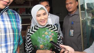Senyum Cerah Dirut Pertamina Usai Diperiksa KPK