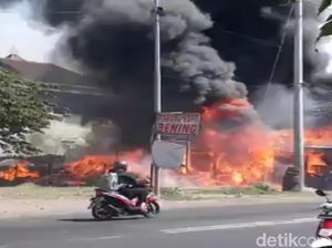 Bakar-bakar Sampah, Gudang Rongsokan di Mojokerto Ludes Terbakar