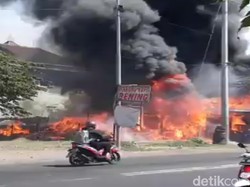 Bakar-bakar Sampah, Gudang Rongsokan di Mojokerto Ludes Terbakar