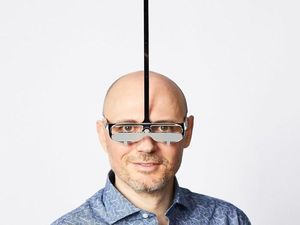 Mau Merasa Punya Badan Tinggi? Kacamata Ini Bisa Jadi Solusinya