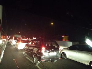 Indramayu-Cikampek Ditempuh 6 Jam karena Macet di Tol