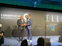 Gubernur Papua Barat Raih Penghargaan Lingkungan Internasional