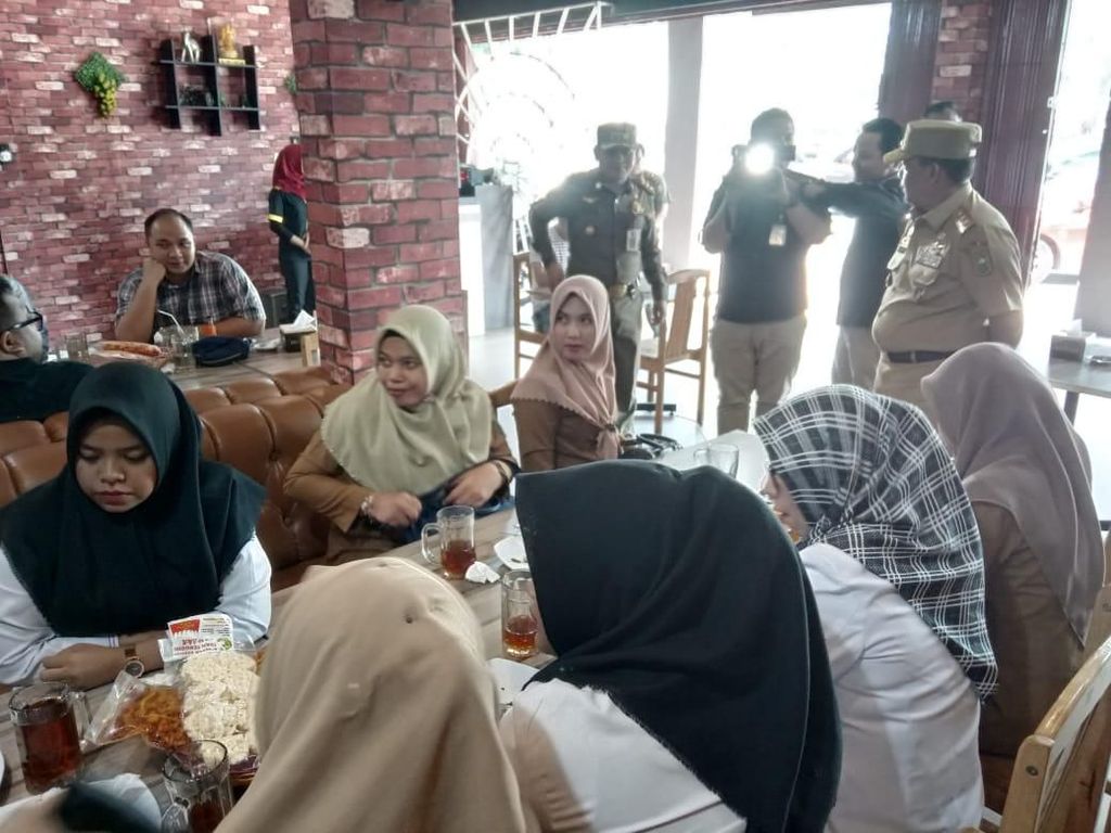 Video: Wagub Riau Razia Warkop, PNS-PNS ini Tak Berkutik! Video: Wagub Riau Razia Warkop, PNS-PNS ini Tak Berkutik!