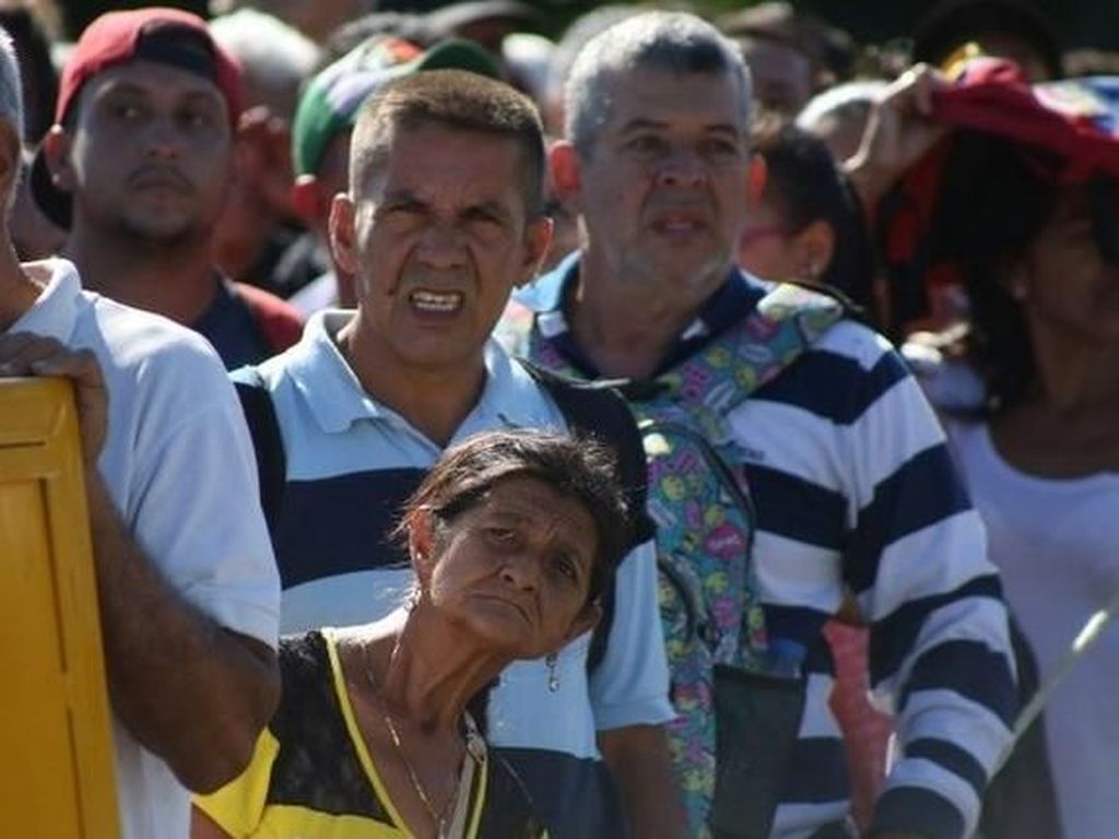 Perbatasan Venezuela-Kolombia Dibuka, Puluhan Ribu Orang Menyeberang Perbatasan Venezuela-Kolombia Dibuka, Puluhan Ribu Orang Menyeberang