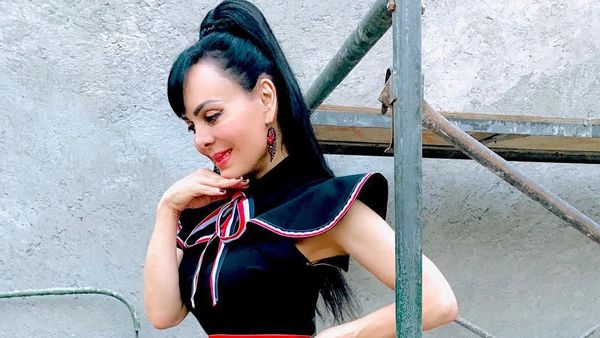 Foto: Model Ini Jadi Sensasi, Rayakan Ultah ke-60 Pamer Pose Tanpa Busana