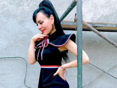 Foto: Model Ini Jadi Sensasi, Rayakan Ultah ke-60 Pamer Pose Tanpa Busana