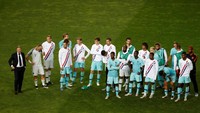 Pemain-pemain Belanda tertunduk lesu setelah dipaksa mengakui keunggulan Portugal. (REUTERS/Susana Vera)