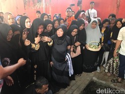 Dewi Perssik Sempat Histeris Saat Jenazah Ayahnya Dimasukkan Liang Lahat