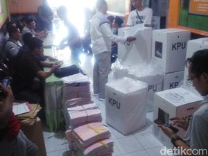 Persiapan Gugatan MK, KPU Lamongan Buka Segel Kotak Suara