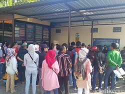 Ada Penghapusan Denda Pajak, Antrean di Samsat Bojonegoro Membludak