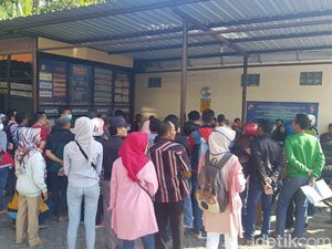 Ada Penghapusan Denda Pajak, Antrean di Samsat Bojonegoro Membludak Ada Penghapusan Denda Pajak, Antrean di Samsat Bojonegoro Membludak
