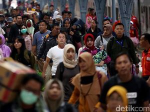 Pemudik Padati Stasiun Pasar Senen Jelang Nataru Pemudik Padati Stasiun Pasar Senen Jelang Nataru