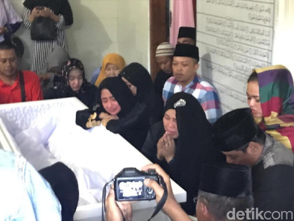 Sebelum Meninggal, Ayah Dewi Perssik Sering Baca Salawat Nabi Sebelum Meninggal, Ayah Dewi Perssik Sering Baca Salawat Nabi