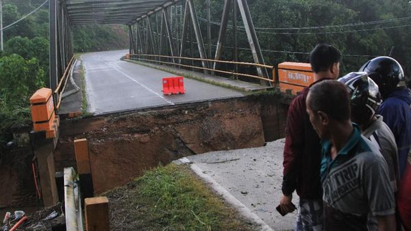Jalan Trans Sulawesi Terputus Akibat Banjir Bandang