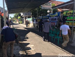 Bunga Ucapan Belasungkawa Berdatangan ke Rumah Dewi Perssik di Jember