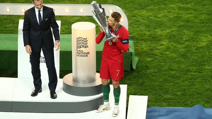 Kapten Timnas Portugal, Cristiano Ronaldo mengecup trofi juara UEFA Nations League Foto: Jan Kruger/Getty Images Kapten Timnas Portugal, Cristiano Ronaldo mengecup trofi juara UEFA Nations League Foto: Jan Kruger/Getty Images