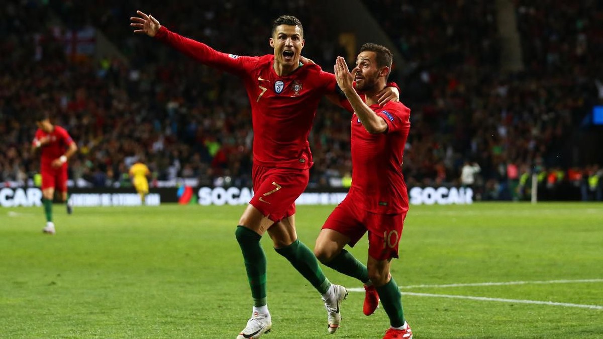 Cristiano Ronaldo dan Bernardo Silva merayakan gol. (Foto: Jan Kruger/Getty Images)