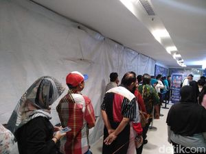 Perpanjangan SIM di Tunjungan Plaza Surabaya Membludak Pascalibur Lebaran