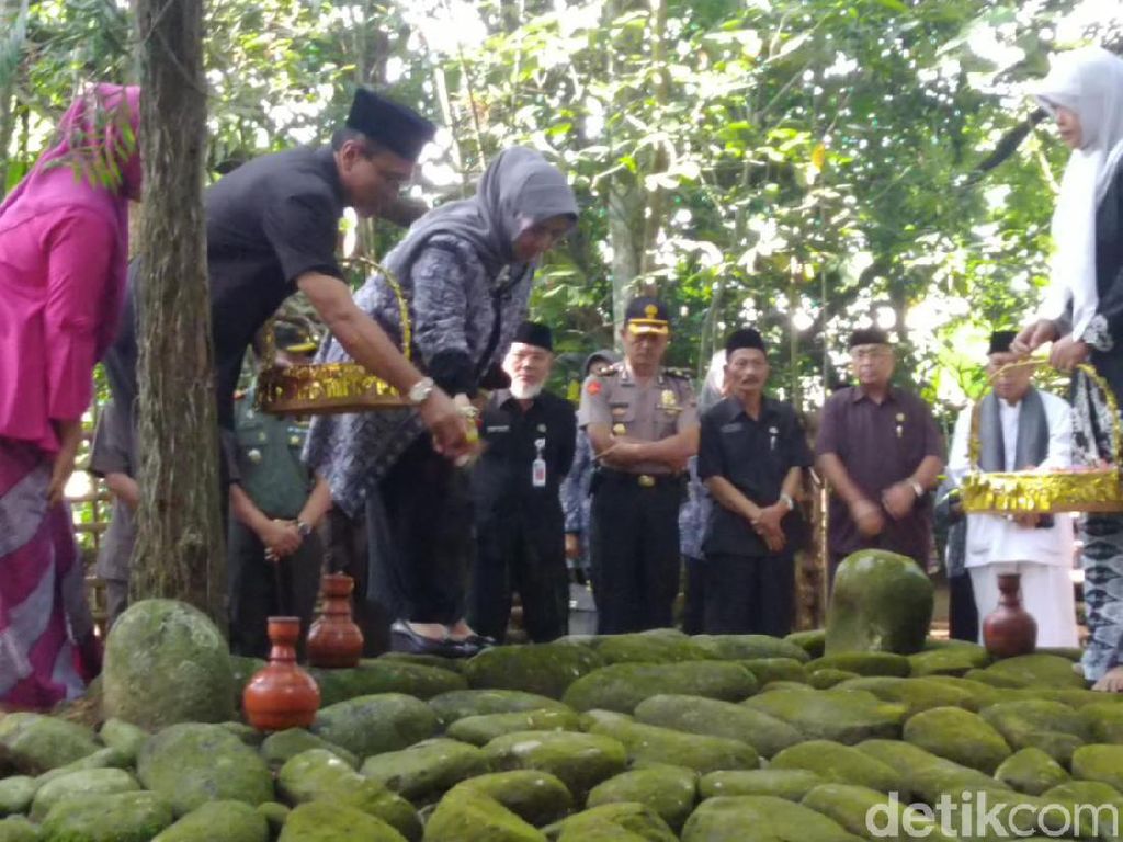 Pejabat Pemkab Ciamis Jaga Tradisi Tapak Tilas ke Makam Bupati Pejabat Pemkab Ciamis Jaga Tradisi Tapak Tilas ke Makam Bupati