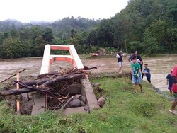 Jembatan Gantung di Polewali Mandar Sulbar Ambruk Diterjang Banjir