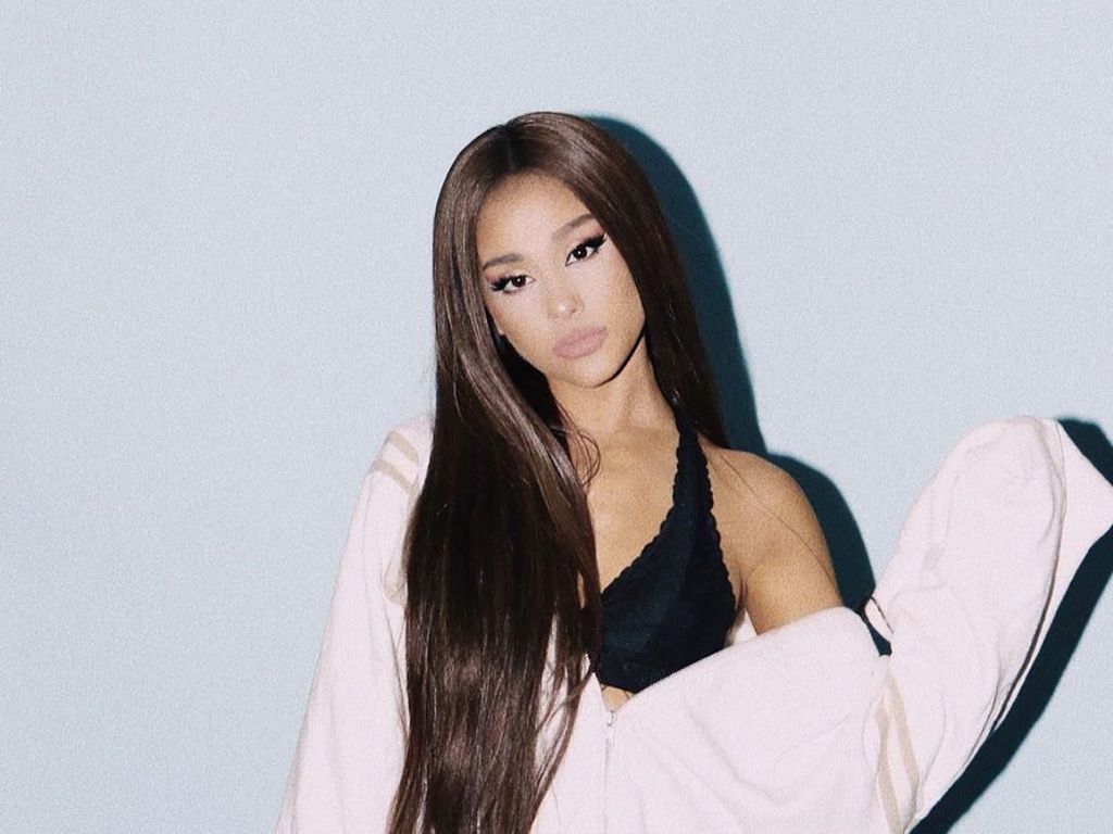 Ariana Grande Tampil dengan Rambut Digerai, Netizen Heboh Bikin Petisi Ariana Grande Tampil dengan Rambut Digerai, Netizen Heboh Bikin Petisi