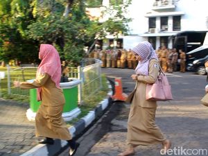 Usai Libur Lebaran, Sejumlah Pegawai Pemkot Makassar Terlambat Upacara Usai Libur Lebaran, Sejumlah Pegawai Pemkot Makassar Terlambat Upacara