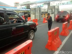 Aktivitas Relawan Manifes di Pelabuhan Ketapang Saat Arus Mudik dan Balik Aktivitas Relawan Manifes di Pelabuhan Ketapang Saat Arus Mudik dan Balik