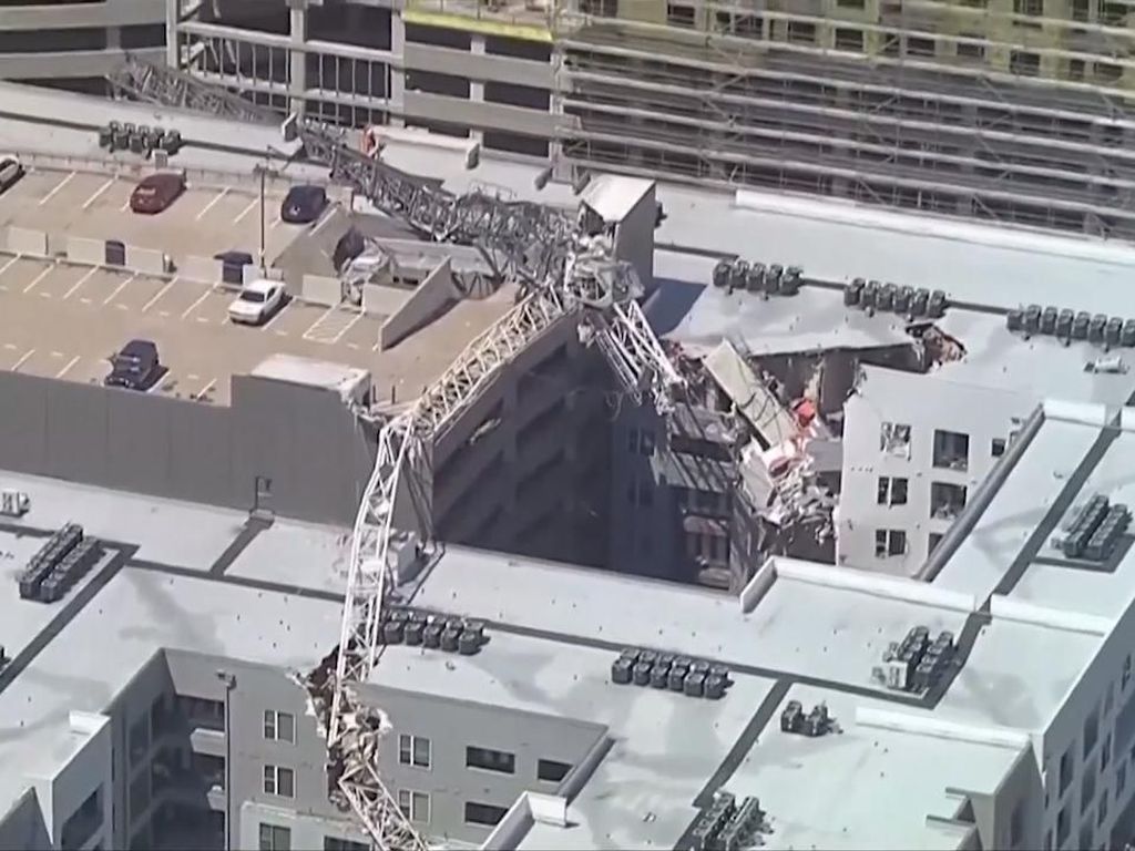 Crane Ambruk Timpa Apartemen di Dallas, 1 Orang Tewas Crane Ambruk Timpa Apartemen di Dallas, 1 Orang Tewas