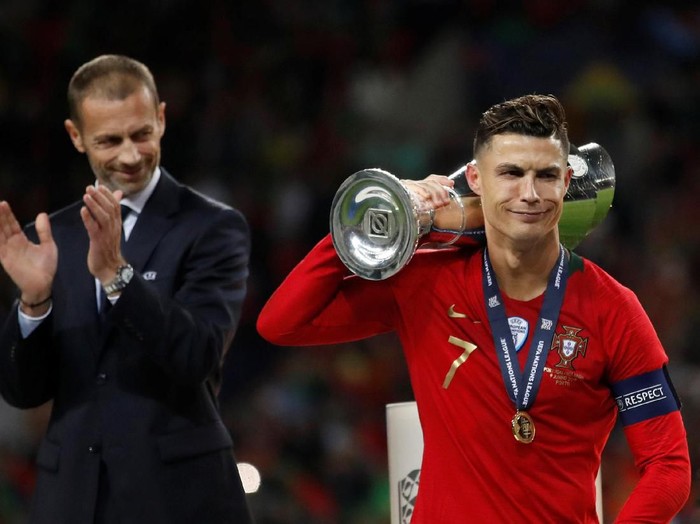 Soccer Football - UEFA Nations League Final - Portugal v Netherlands - Estadio do Dragao, Porto, Portugal - June 9, 2019  Portugal's Cristiano Ronaldo celebrates winning the UEFA Nations League Final with the trophy as UEFA president Aleksander Ceferin looks on          Action Images via Reuters/Carl Recine       TPX IMAGES OF THE DAY