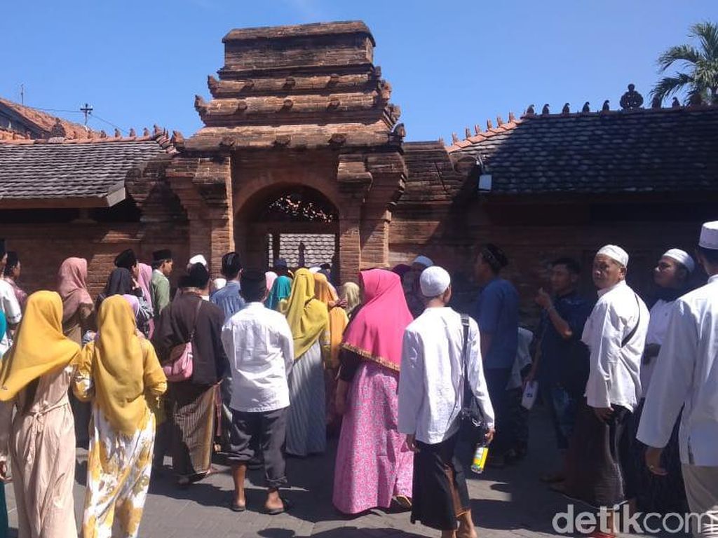 H+5 Lebaran, Makam Sunan Kudus Dipadati Peziarah H+5 Lebaran, Makam Sunan Kudus Dipadati Peziarah