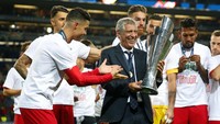 Pelatih Portugal, Fernando Santos, mengangkat trofi juara (Reuters/Carl Recine)