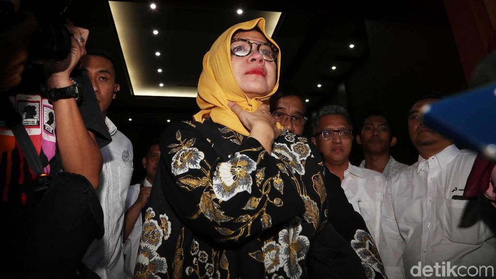 Divonis 8 Tahun Penjara, Karen Agustiawan Menangis Divonis 8 Tahun Penjara, Karen Agustiawan Menangis