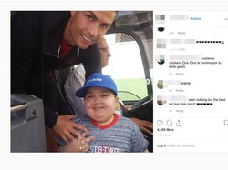 So Sweet! CR7 Hentikan Bus karena Bocah Pejuang Leukemia Ini Ingin Foto