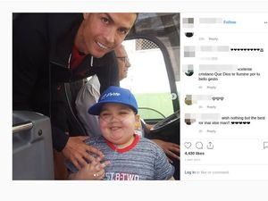 So Sweet! CR7 Hentikan Bus karena Bocah Pejuang Leukemia Ini Ingin Foto So Sweet! CR7 Hentikan Bus karena Bocah Pejuang Leukemia Ini Ingin Foto