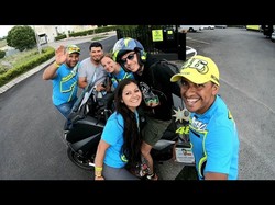 Gaya Santai Rossi, Naik TMax Pakai Helm Open Face dan Celana Pendek