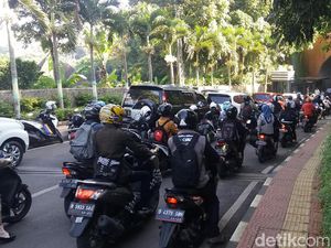 Telat Apel Usai Lebaran, PNS Antre di Gerbang Pemkot Cimahi Telat Apel Usai Lebaran, PNS Antre di Gerbang Pemkot Cimahi